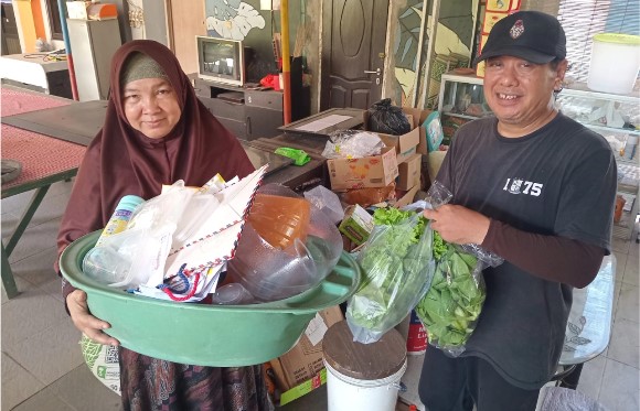 Bu Herda Tukar Sayur Dengan Kardus